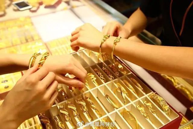 金价飙升创新高，银行黄金营销火热揽客忙